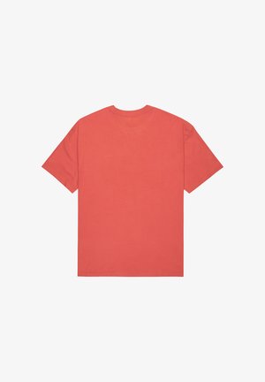 Ein einfarbiges korallenfarbenes T-Shirt mit kurzen Ärmeln und Rundhalsausschnitt, von hinten auf einem weißen Hintergrund gezeigt.