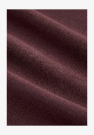 Tessuto di un profondo color bordeaux con una texture morbida e liscia. Le pieghe creano onde leggere sulla superficie del tessuto, mettendo in risalto la sua ricca tonalità.