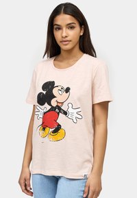 Jasnoróżowa bawełniana koszulka z krótkim rękawem z grafiką w stylu vintage przedstawiającą Myszkę Mickey w kolorach czarnym, czerwonym i żółtym. Okrągły dekolt.