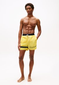 Tommy Hilfiger SAILING MEDIUM DRAWSTRING - Shorts da mare - marigold yellow