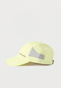 Ανοιχτό κίτρινο καπέλο του μπέιζμπολ από ελαφρύ ύφασμα, με πλέγμα στην πλευρά και ρυθμιζόμενο λουράκι στο πίσω μέρος.