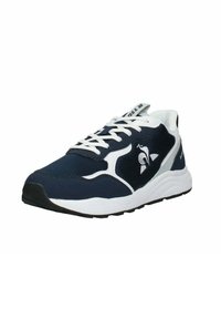 Scarpa sportiva blu navy con accenti bianchi, materiale a rete, suola testurizzata e un logo sul lato. Presenta un laccio tradizionale.