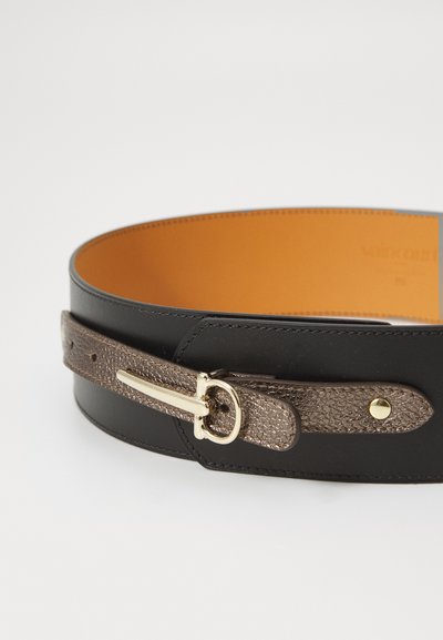 Curea din piele neagră cu un brâu de accent texturat de culoare mădark brown. Prezintă o cataramă din metal auriu și un căptușel interior contrasting de culoare portocalie.