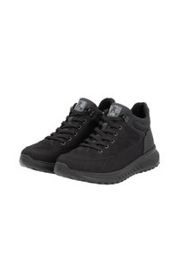 Chaussures de sport noires avec une tige en daim et synthétique, des lacets texturés, un col rembourré et une semelle en caoutchouc avec un motif de crampons.