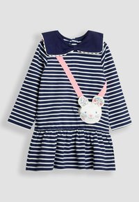 Dryžuotas tamsiai mėlynas ir baltas suknelė su didele apykakle, susirinkusia sijonu ir rožiniu užtrauktuku, kuriame yra pūkuotas kiškio kišenė priekyje.