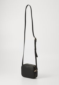 Borsa a tracolla nera rettangolare realizzata in materiale sintetico testurizzato, con zip dorata e tracolla regolabile.