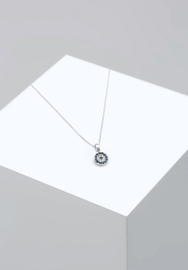 Sølv halskæde med en rund vedhæng. Vedhænget har et blomster mønster med blå og klare sten. Kæden er slank og delikat.