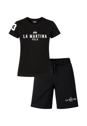 T-shirt nera a maniche corte con scritta "LA MARTINA POLO" e numero 3 sulla manica, abbinata a pantaloncini neri con coulisse e logo coordinato.