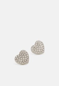 Smycken i form av hjärtan i silver, prydda med en klunga av små klara rhinstenar över ytan. Slät metallyta, kompakt design.