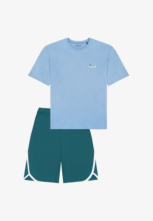 Hellblaues Baumwoll-T-Shirt mit kurzen Ärmeln und kleinem gelbem "WAVES"-Logo. Dunkeltealfarbene Shorts mit weißen Akzenten und elastischem Bund.