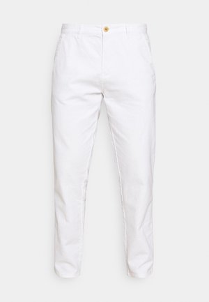 Pantalones de lino blanco con piernas rectas, cierre de botones y bolsillos laterales. Textura suave y tejido ligero, adecuado para climas cálidos.