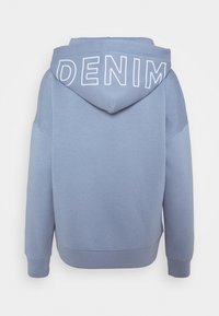 Blå huvtröja med stor "DENIM" text på baksidan. Mjuk tygkvalitet, avslappnad passform, känguruficka och ribbad mudd.