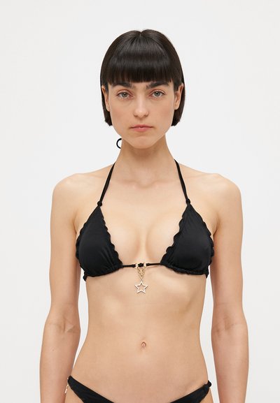 Haut de bikini noir avec des bonnets triangulaires dotés de bords festonnés, un charm en étoile dorée au centre et des fines bretelles réglables.