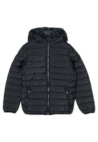 Chaqueta acolchada negra con capucha, que cuenta con un cierre de cremallera, acolchado horizontal, dos bolsillos laterales y un forro interior suave.