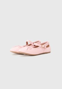 Rosa patent lær ballet sko med rund tå, dekorativ sløjfe og sidespænde. Har en glat tekstur og beige sål.