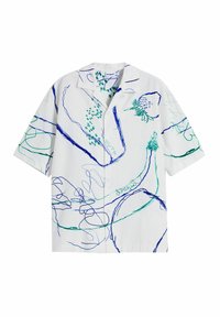 Camicia bianca a maniche corte con disegni astratti in blu e verde, inclusa frutta stilizzata. Presenta un colletto e chiusura con bottoni sulla parte anteriore.