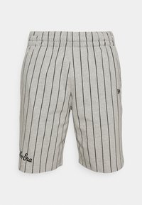 Grå bomullsshorts med svarta vertikala ränder, elastisk midja och broderad text på nedre vänstra benet.