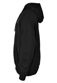 Svart huvtröja gjord av fleece, med långa ärmar, en känguruficka och ribbad mudd vid fållen och ärmarna.