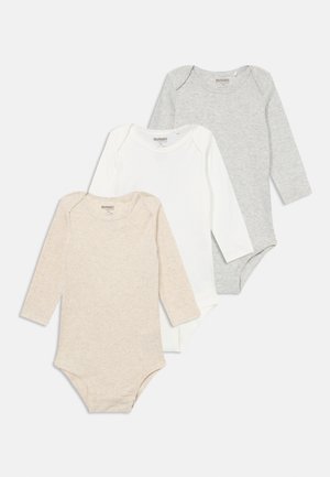 Tre body per neonati a maniche lunghe in beige, bianco e grigio chiaro, disposti sovrapposti su uno sfondo bianco semplice.