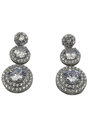 Boucles d'oreilles pendantes en ton argent, présentant trois designs circulaires superposés avec de grandes pierres claires facettées entourées de plus petits strass.