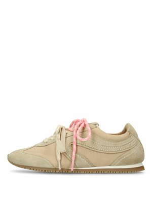 Beige suède en stoffen casual sneaker met veters in twee kleuren—één beige, één roze—platte rubberen zool en gestikte details aan de zijkant.