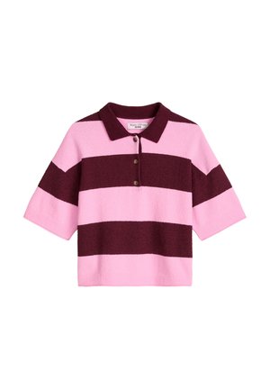 Kortärmelig poloshirt met brede horizontale strepen in roze en donker bordeauxrood en drie knopen bij de kraag.