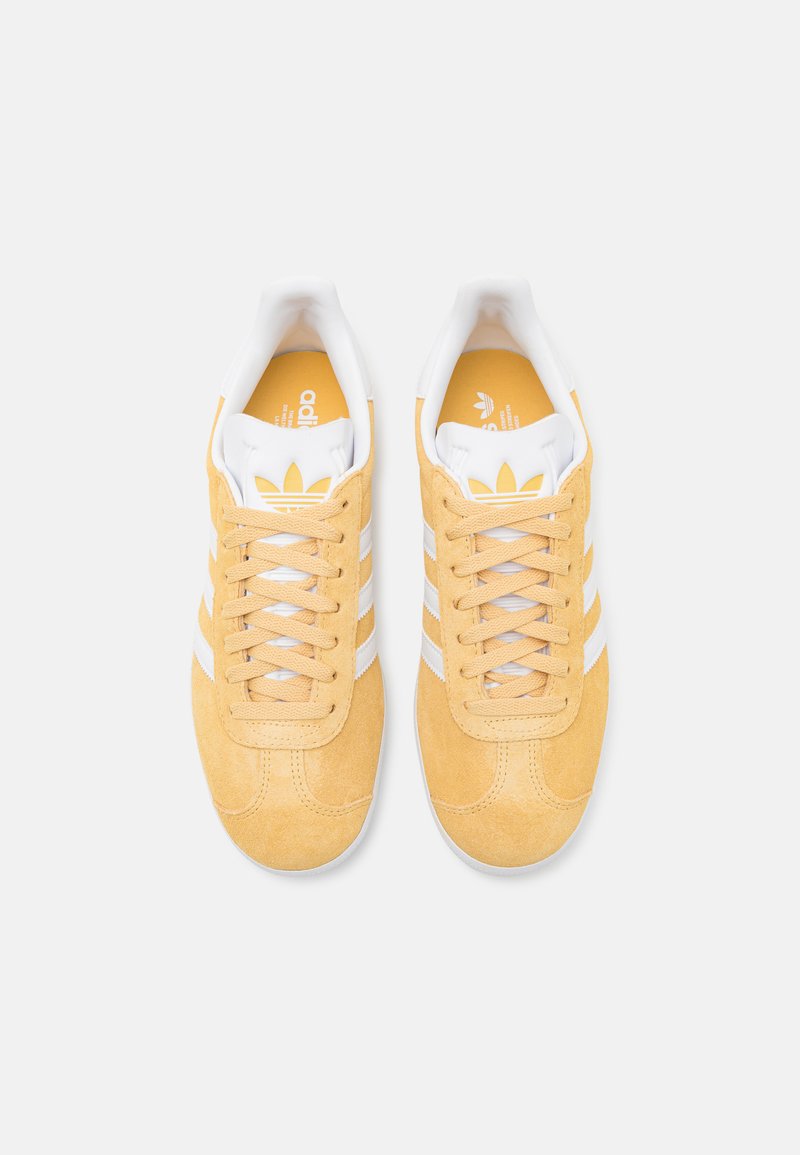 adidas Originals GAZELLE UNISEX - Trainers - oat/footwear white/gold  metallic/dark yellow - Zalando