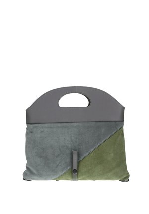 Bolso de mano con asa recortada, con paneles suaves de ante en verde apagado y gris, con ribete de cuero gris y cierre con correa de botón de presión.