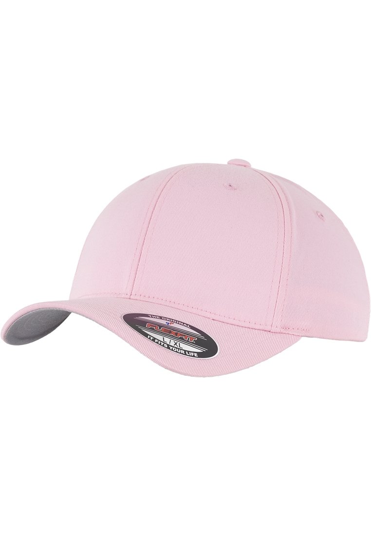 Roze honkbalpet met een gebogen klep, gemaakt van zachte stof, met een gestikt ontwerp en een maatlabel aan de zijkant.