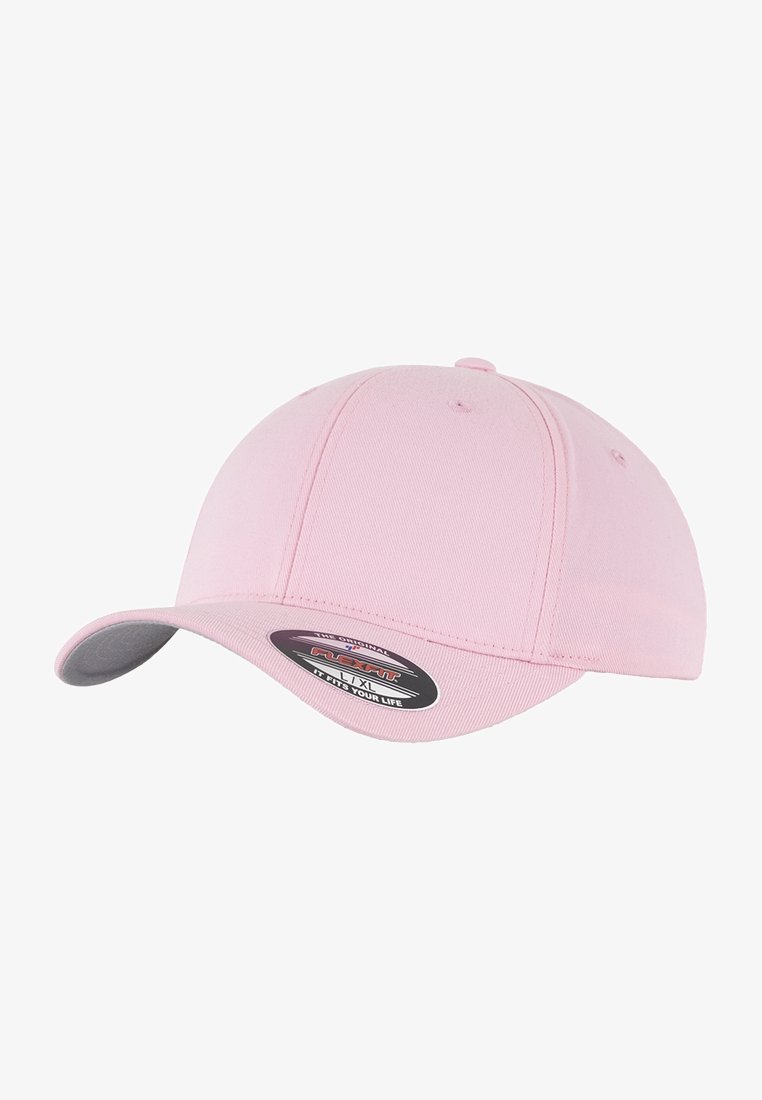 Roze honkbalpet met een gebogen klep, gemaakt van zachte stof, met een gestikt ontwerp en een maatlabel aan de zijkant.