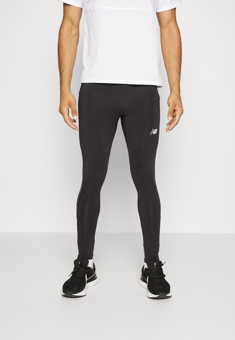 Schwarze Sportleggings aus dehnbarem Stoff, mit körperbetontem Design, das ein kleines weißes Logo vorne und seitliche Details aufweist.