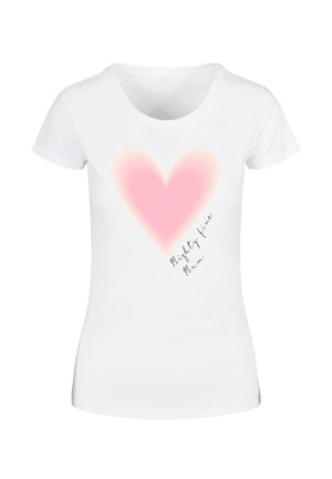 T-shirt en coton blanc avec un graphique de cœur rose pâle et un texte noir qui dit "Super maman" sur le devant. Manches courtes et col arrondi.