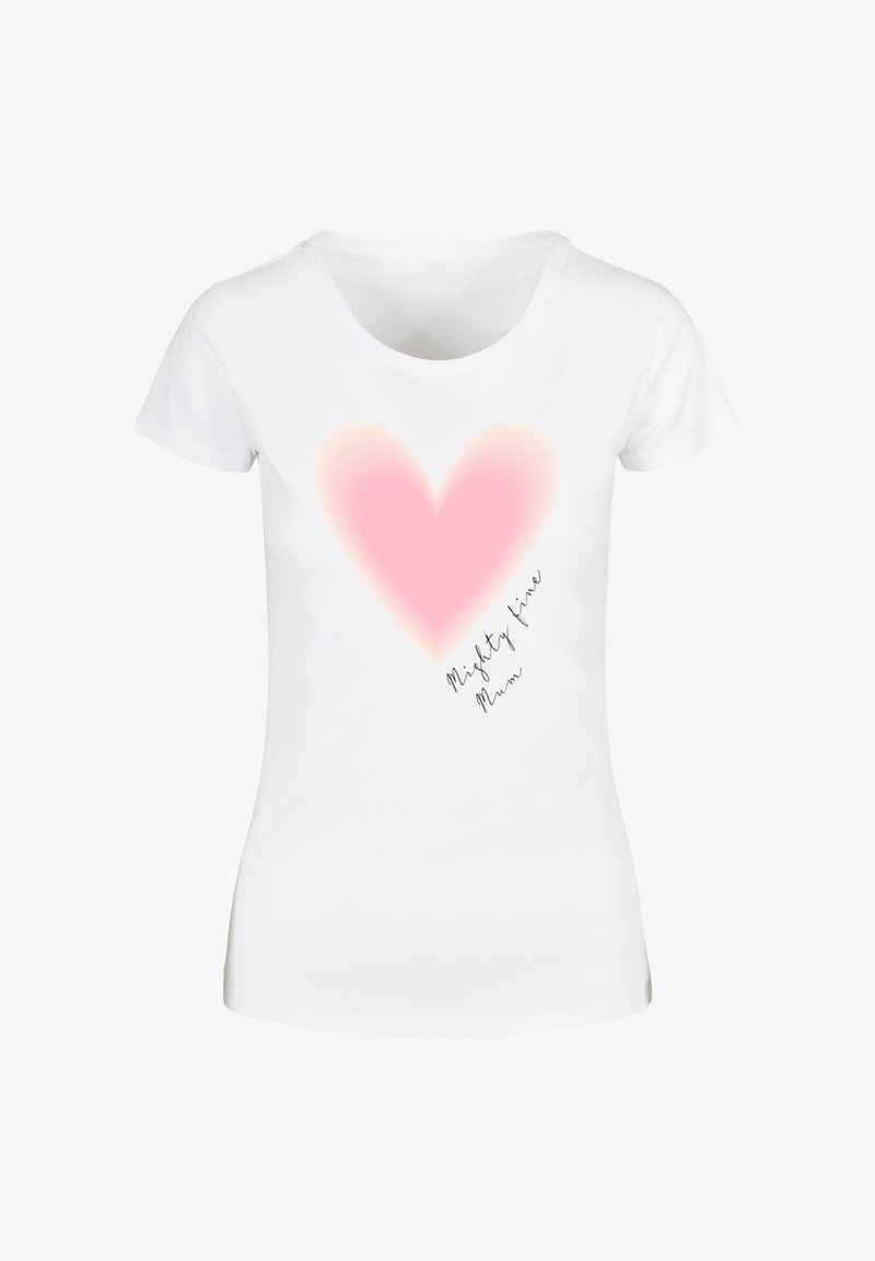 Witte katoenen t-shirt met een zachte roze hartafbeelding en zwarte tekst die op de voorkant "Mighty fine Mum" leest. Korte mouwen en een ronde hals.