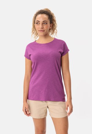 T-shirt corto viola con scollatura rotonda, caratterizzato da una trama sottile. Indossato con pantaloni corti beige, esposto su uno sfondo bianco.