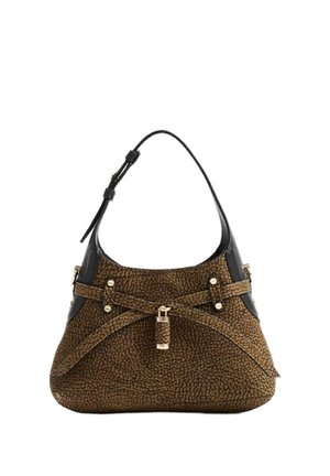 Borsa a mano in pelle marrone testurizzata con tracolla nera regolabile e fibbia e dettagli in metallo color oro.