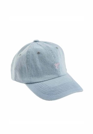 Gorra de béisbol vaquera azul claro con pequeño lazo rosa bordado en la parte frontal, visera curvada y ojales de ventilación.