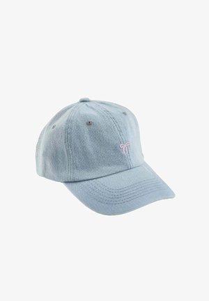 Lichtblauwe denim baseballpet met een klein roze geborduurd strikdetail aan de voorkant, gebogen klep en ventilatiegaatjes.