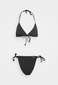Conjunto de bikini preto com um top triangular com laços ajustáveis e um fundo correspondente com laços laterais, feito de material suave.