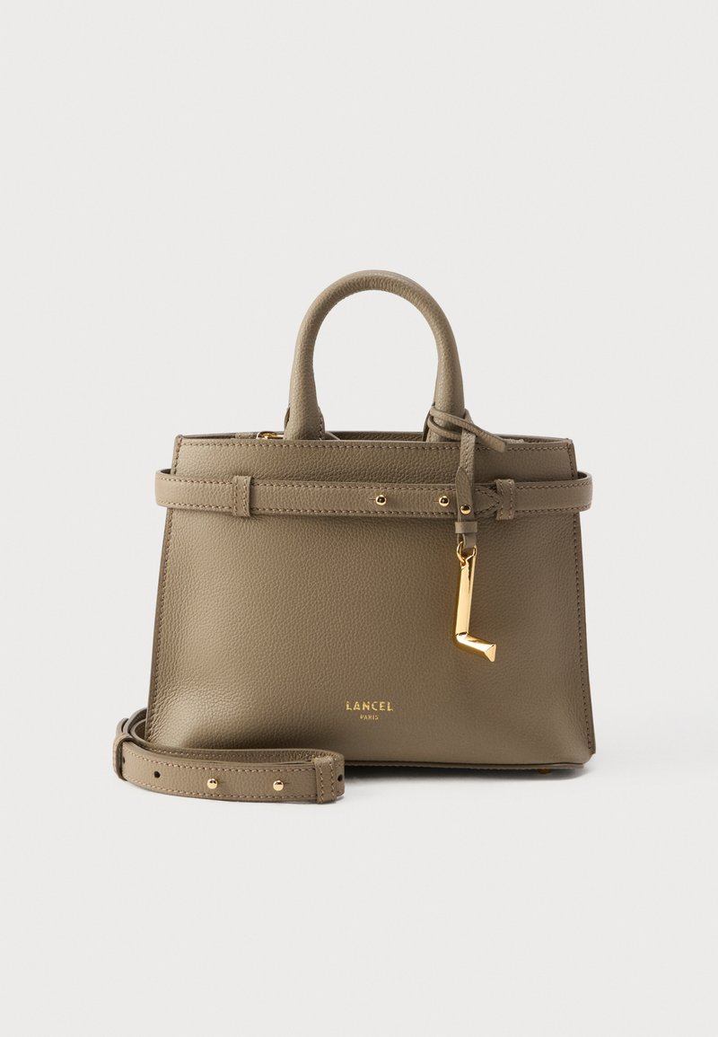 Sac à main en cuir vert olive avec une forme structurée, des poignées supérieures, une sangle détachable, des ferrures dorées et un accent suspendu distinctif.