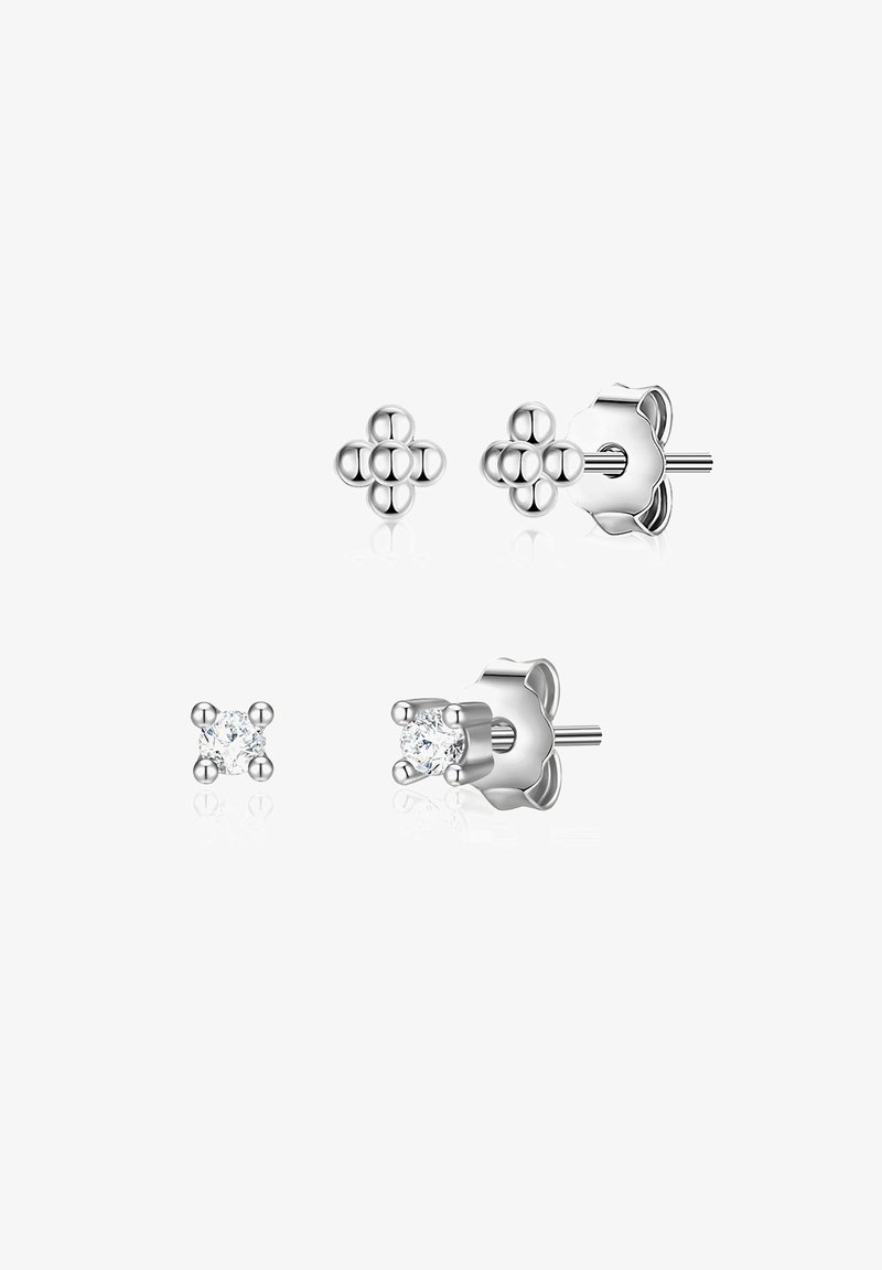 Srebrne naušnice s dva dizajna: cvijet s zaobljenim laticama i kockasti oblik, svaki ukrašen malim prozirnim dragim kamenom.