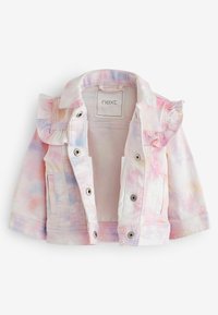 Veste en jean avec un motif tie-dye pastel en rose et bleu, ornée d'accents froncés aux épaules et de fermetures à boutons-pression.