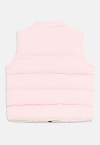 Lys rosa polstret ermeløs vest med høy krage og horisontal quilting, vist fra baksiden.
