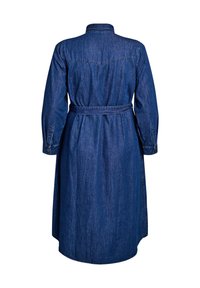 Denim skjortklänning i mörkblått, med figursydd midja, långa ärmar med knäppningar vid cuffen och detalj vid ryggen. Midilängd.