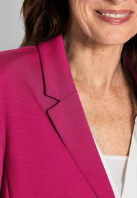GOLDNER LEICHTER MIT HÖCHSTER BEWEGUNGSFREIHEIT - Blazer - pink