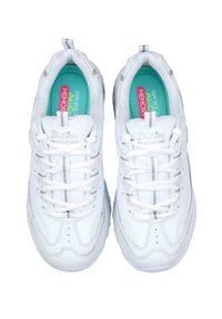Zapatillas blancas Skechers D'Lites con parte superior sintética lisa, plantillas turquesas en contraste y cordones blancos planos; presentan detalles de costura sutiles.