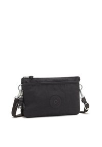 Borsa a tracolla nera in tessuto con chiusura zip, logo in rilievo e tracolla staccabile. Texture liscia con design minimalista e dettagli cuciti.