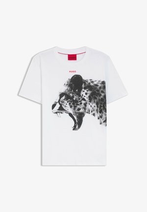 Vit bomulls-T-shirt med en svart grafik av ett rytande leopardhuvud. Märkeslogo "HUGO" i rött ovanför designen. Kortärmad.
