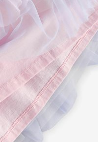 Tessuto rosa chiaro stratificato con tulle bianco trasparente, che presenta un design arricciato. L'orlo mostra cuciture ordinate e una consistenza morbida.