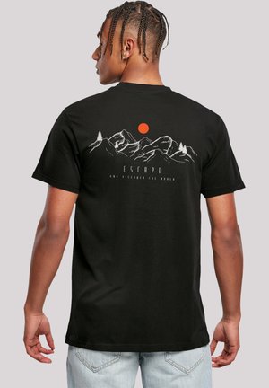 Schwarzes Baumwoll-T-Shirt mit einem Berg-Graphic, roter Sonne und weißem Text "ENTFLIEH UND ENTDECKE DIE WELT" auf dem Rücken. Kurzärmlig.