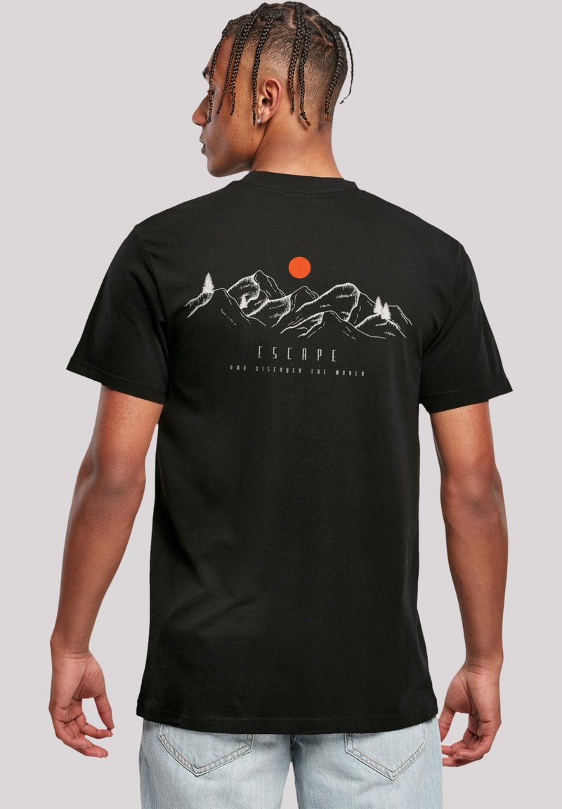 Schwarzes Baumwoll-T-Shirt mit einem Berg-Graphic, roter Sonne und weißem Text "ENTFLIEH UND ENTDECKE DIE WELT" auf dem Rücken. Kurzärmlig.